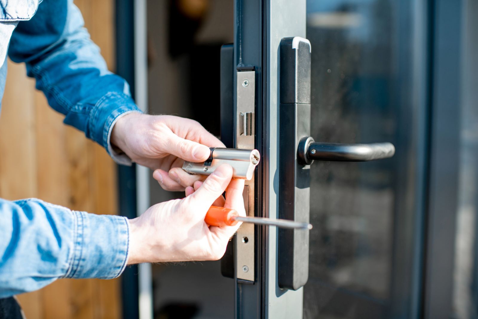 locksmith replacing commercial door lock with a new one