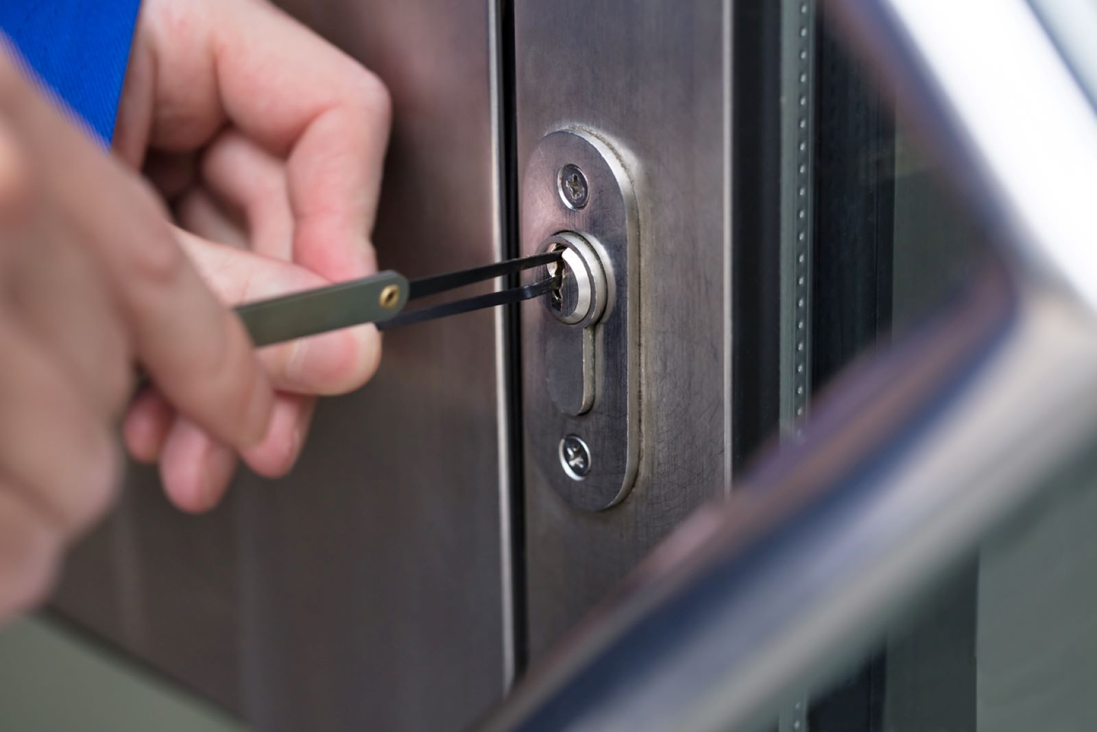 locksmith opening commercial door