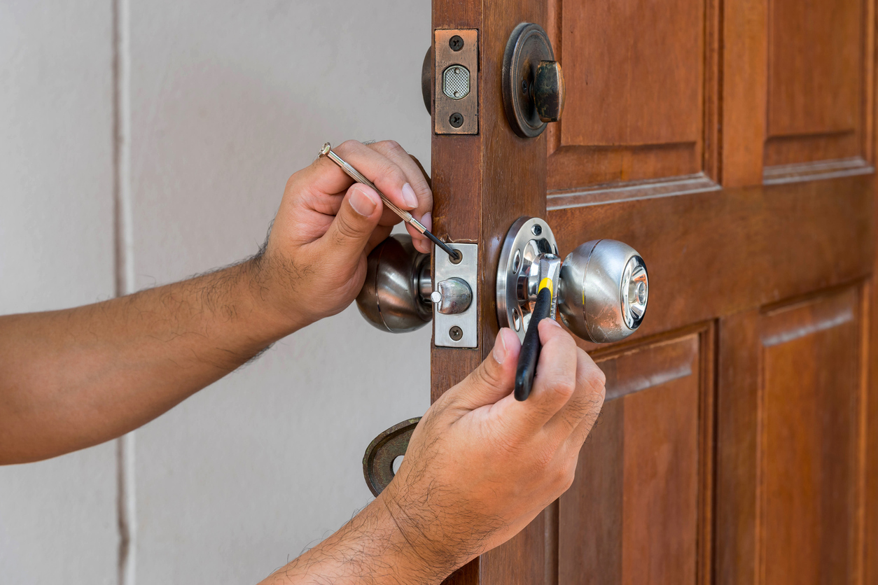 locksmith repairing and installing residential lock