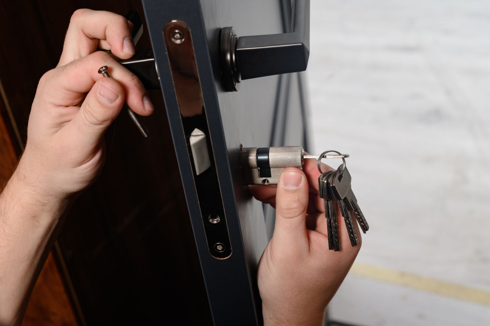 locksmith replacing commercial lock